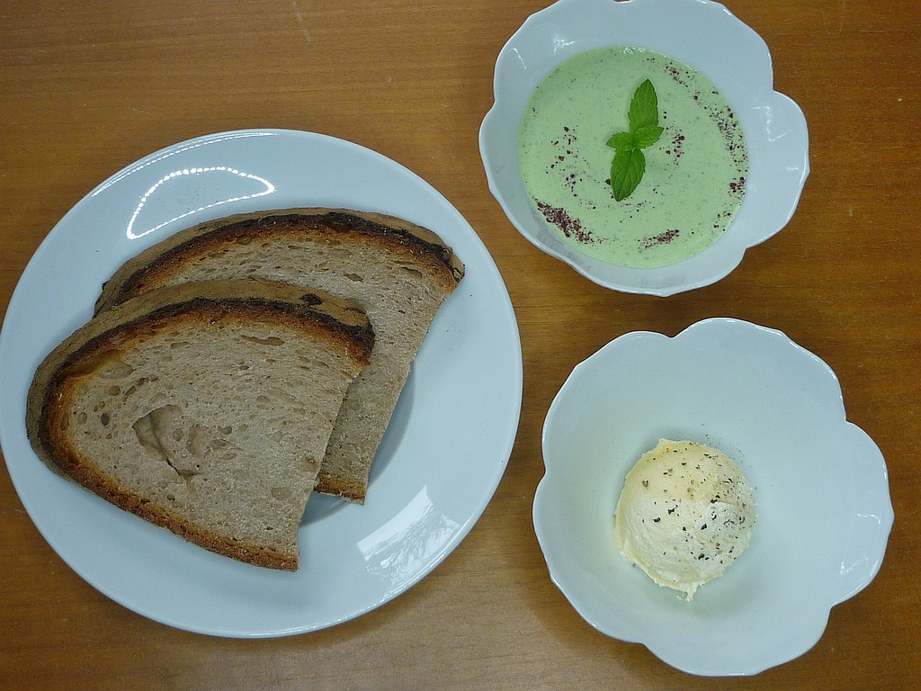 Brot mit Nussbutter und Sauerampfercrème