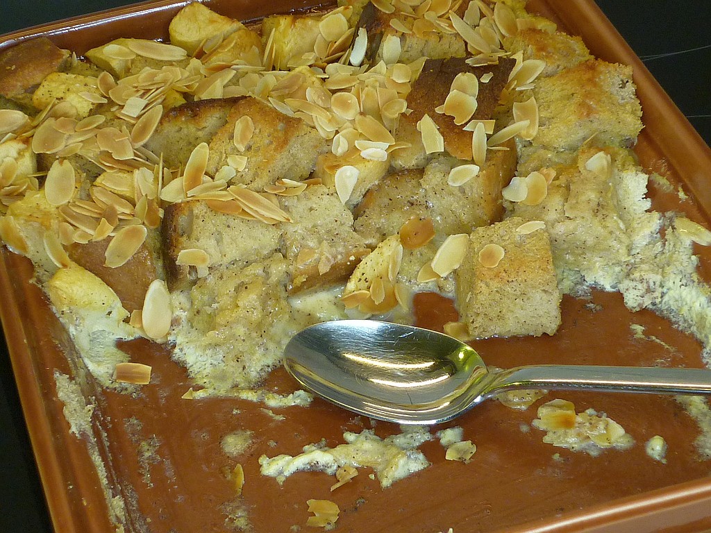 Brotauflauf mit Apfel und Mandeln