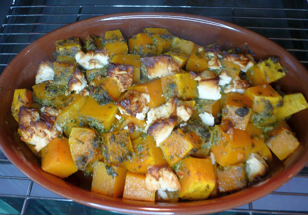 Butternusskürbis aus dem Ofen mit Pesto