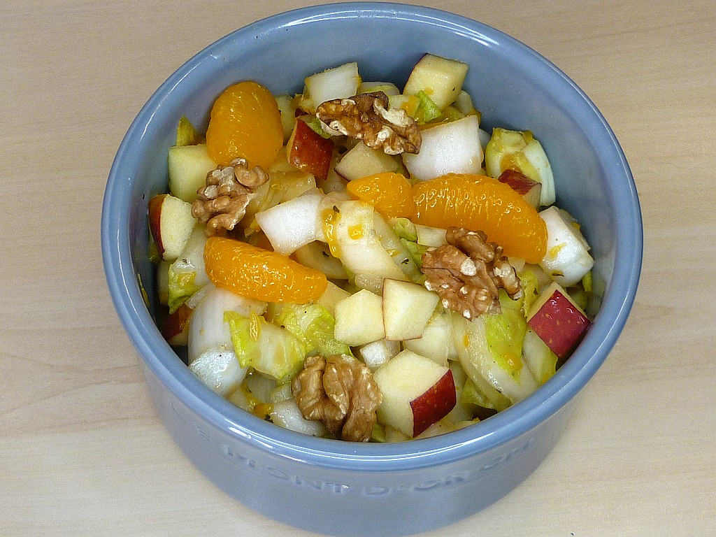 Chicoreesalat mit Apfel und Mandarinen