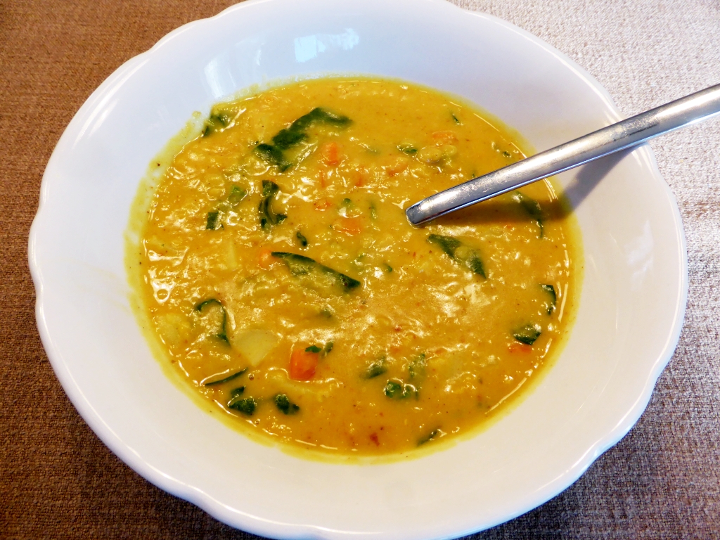 Gelbe Currysuppe mit Linsen und Spinat