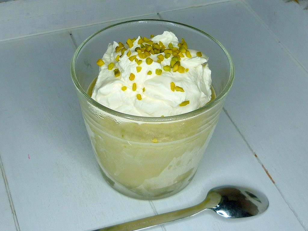 Glacé aus Hüttenkäse und Pistaziencrème