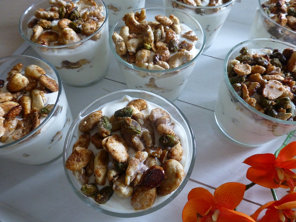 Griechischer Joghurt mit Ahornsirup und gebrannten Mandeln