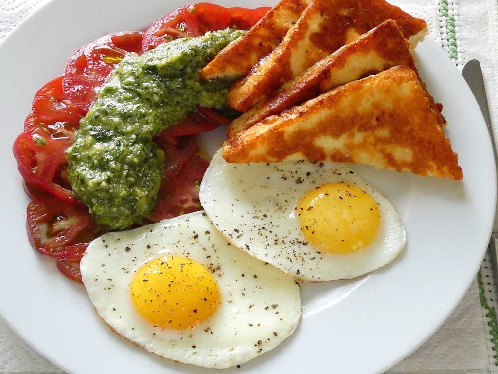 Grillkäse mit Tomaten und Spiegelei