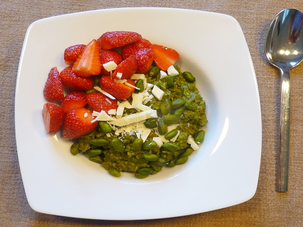 Haferbrei mit Pistazien und Erdbeeren