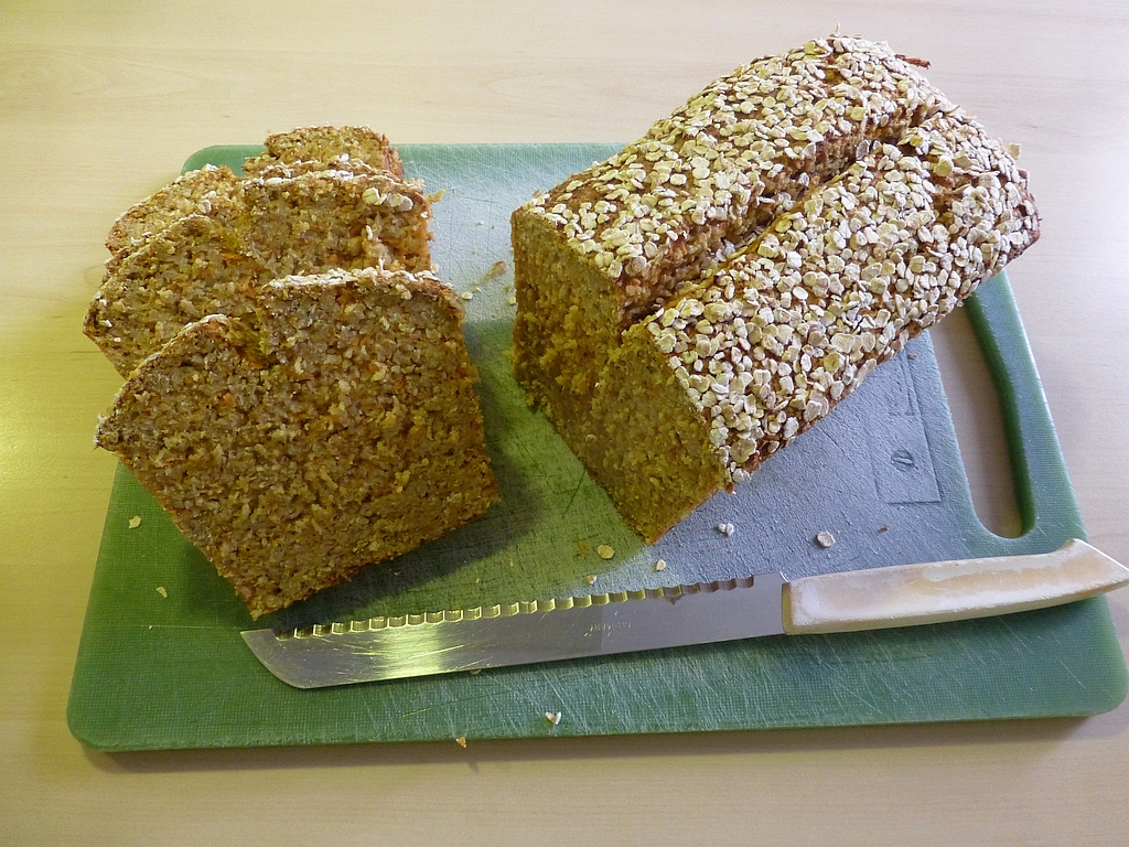 Haferflöckli Brot mit Karotten und Haselnüssen