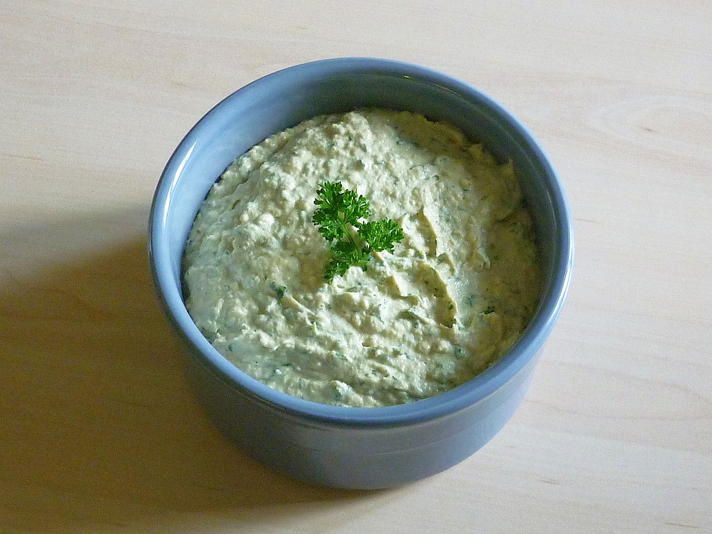 Hummus mit Petersilie und Limette