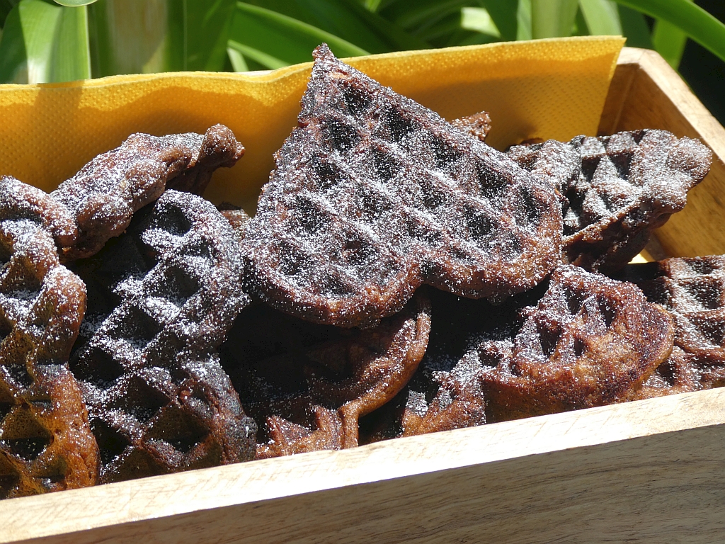 Kakaowaffeln mit gehackten Haselnüssen