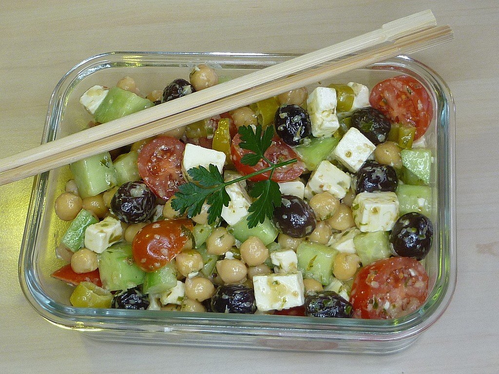 Kichererbsensalat mit Feta und Gurke
