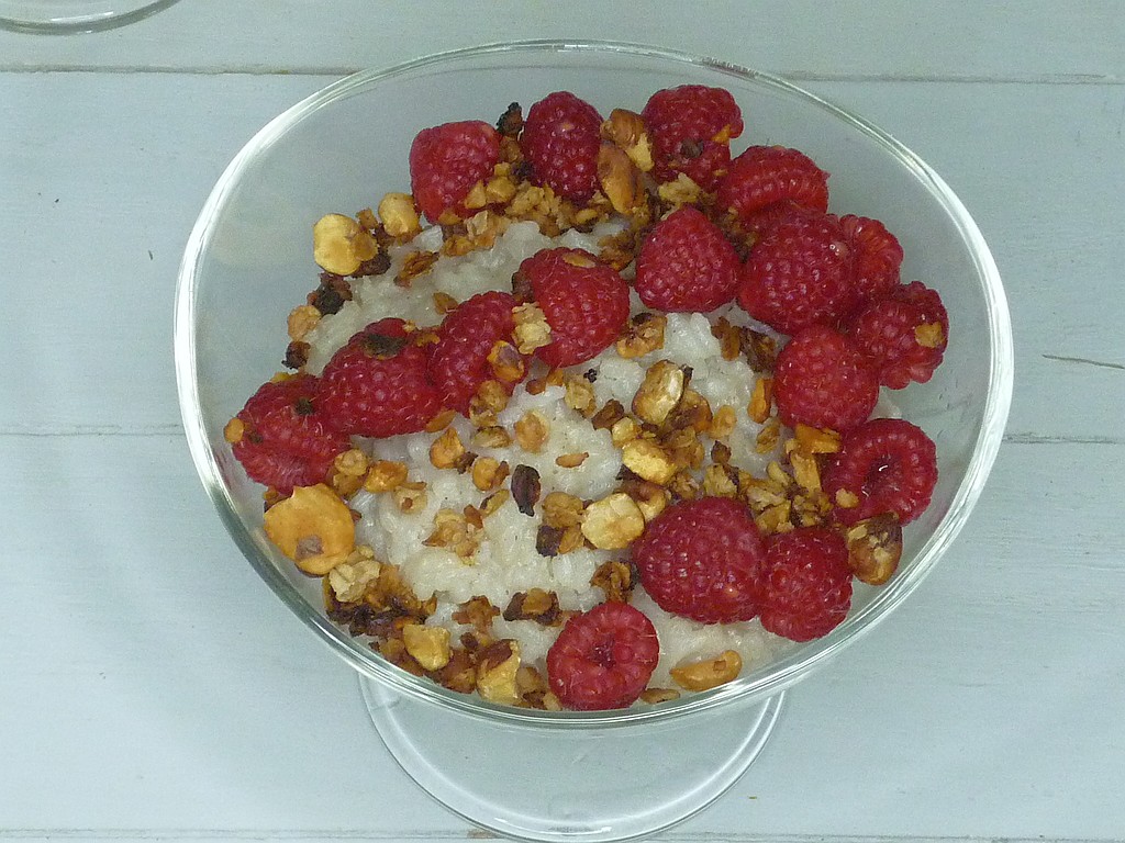 Milchreis mit Himbeeren und Granola