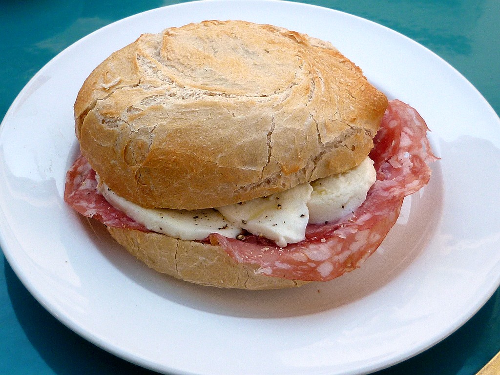 Pagnotta - salame e mozzarella