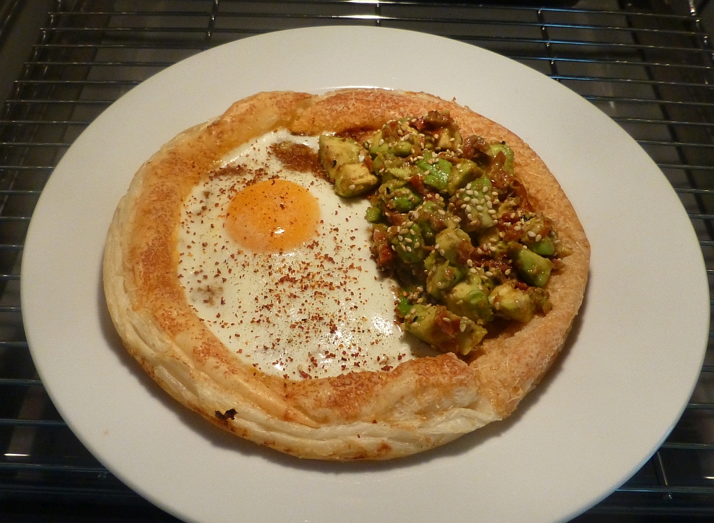 Pizza zum Frühstück - mit Avocado und Spiegelei