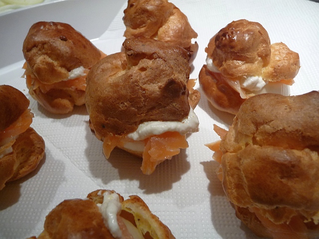 Profiteroles mit Lachs und Meerrettichschaum