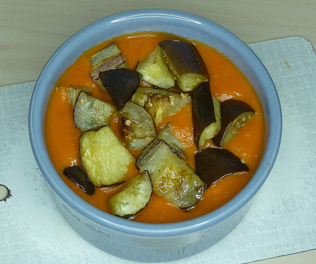 Aubergine an einer roten Mohosauce