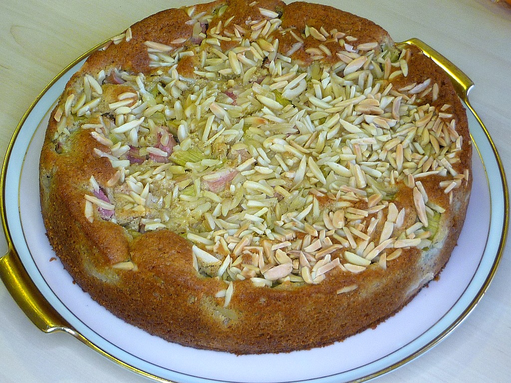 Rhabarberkuchen mit Dinkelmehl und Mandeln