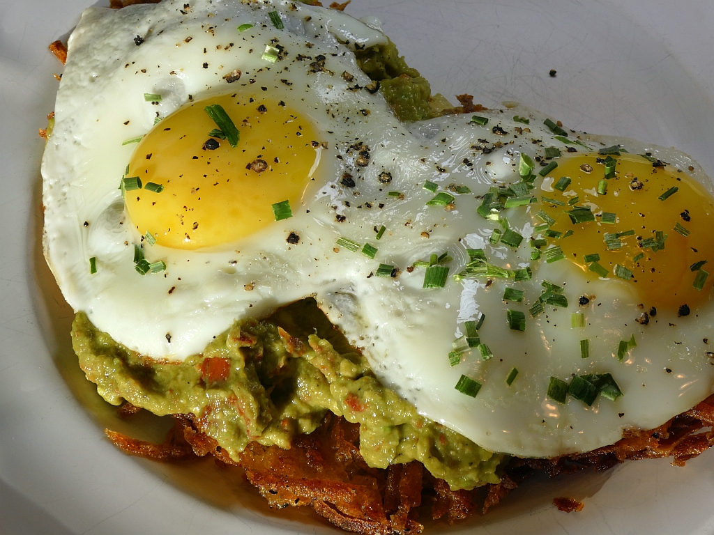 Rösti mit Avocado und Spiegelei