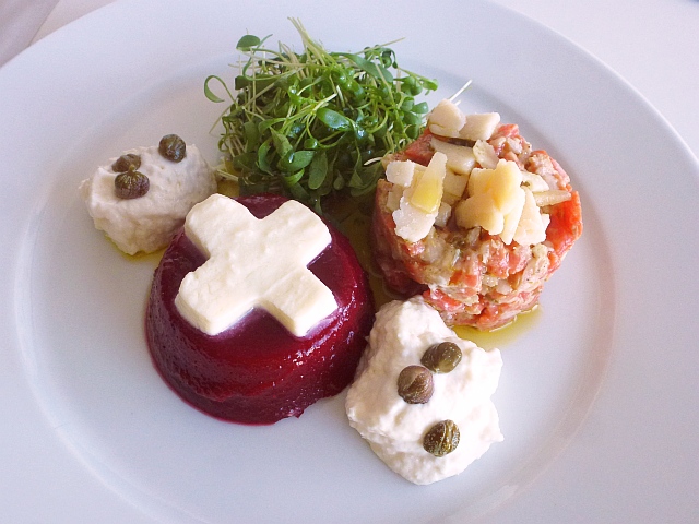 Rote Bete Terrine mit Meerrettichschaum, Lachstartar mit Olivenöl und Gruyère
