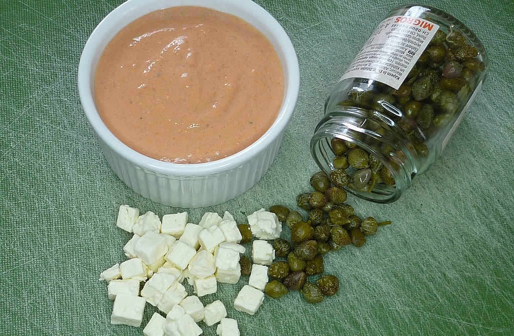Rote Bete Sauce mit Feta und Kapern