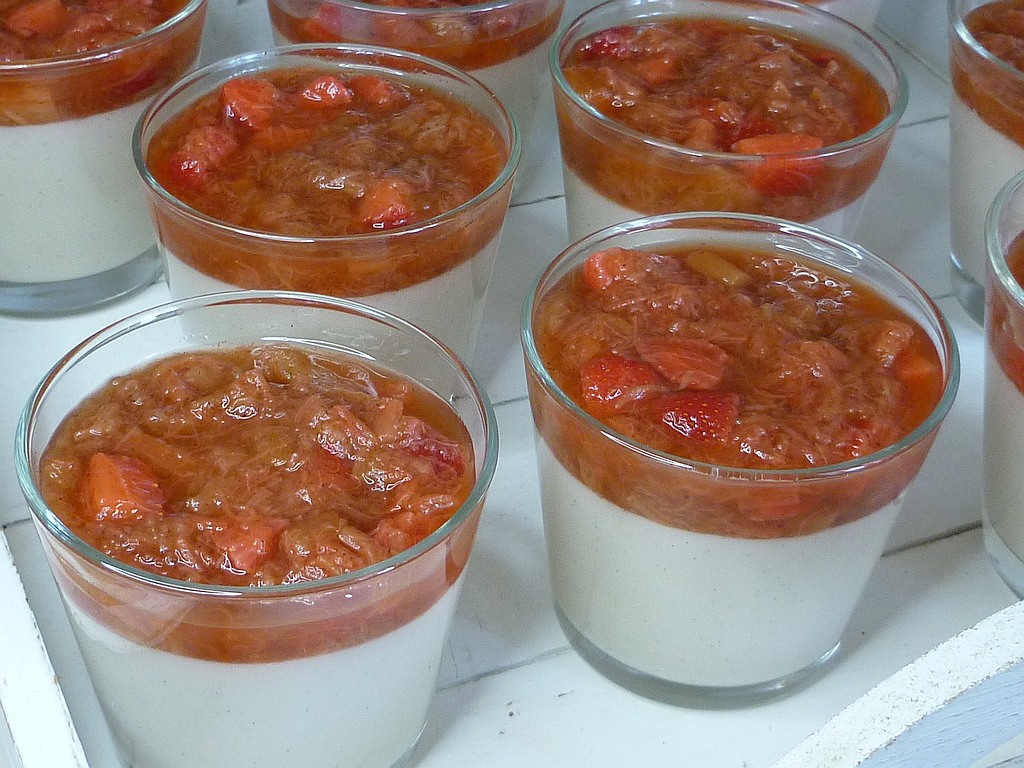 Vanillepudding mit Rhabarber - Erdbeerkompott 