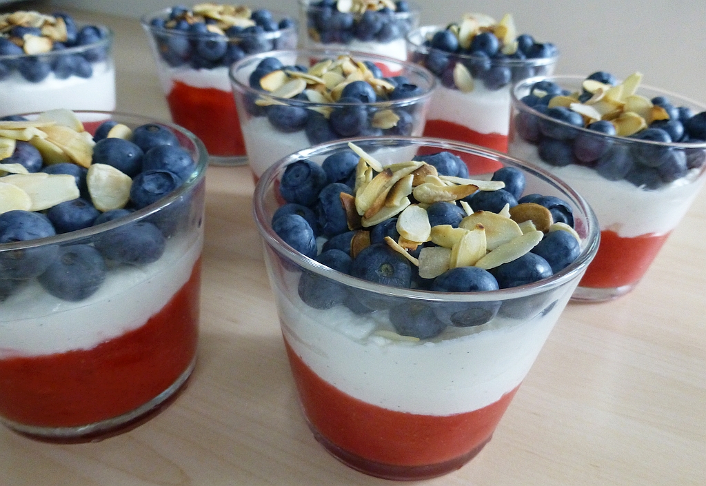 Vanillequark mit Erdbeerpüree und Heidelbeeren