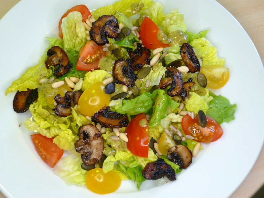 Warmer Salat mit Champignons und Kirschtomaten