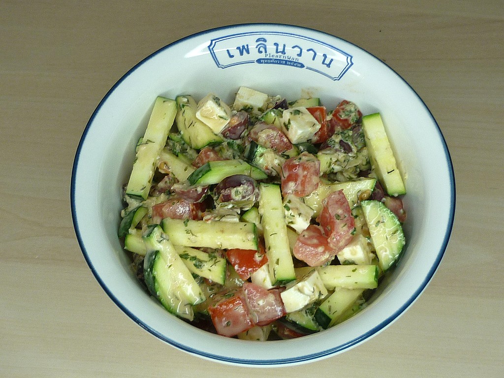 Zucchini Salat mit Feta und Oliven